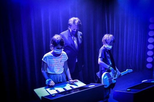 La ministre française de la Culture Roselyne regarde des enfants jouer lors de l'inauguration de la Philharmonie des enfants au théâtre de la Philharmonie à Paris, le 23 septembre 2021. (Stephane de Sakutin/AFP)