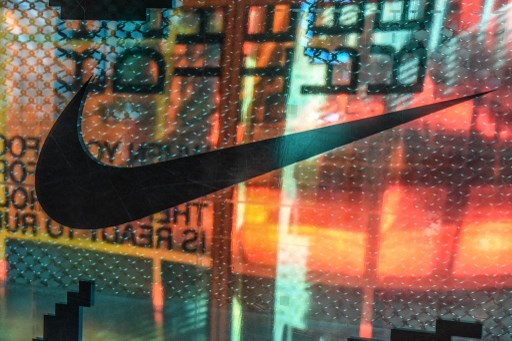 Sur cette photo d'archive prise le 19 décembre 2019, un logo Nike est visible dans le magasin phare de Nike sur la 5e avenue le 20 décembre 2019 à New York. Nike a réduit ses prévisions de ventes le 23 septembre 2021, soulignant une myriade de problèmes de chaîne d'approvisionnement qui retardent les livraisons d'équipements de sport et réduisent les ventes. (Stephanie Keith / Getty images Amérique du Nord / AFP)