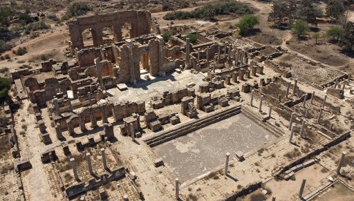 Une photo aérienne montre les bains d'Hadrien, dans l'ancienne ville romaine de Leptis Magna, près de la ville côtière libyenne d'Al-Khums, à 120 km à l'est de la capitale, le 24 août 2021. Leptis Magna sur la côte libyenne faisait autrefois partie des plus belles villes, mais se trouve maintenant négligée et boudée par les touristes en raison d'une décennie de guerre. (Mahmud Turquie/AFP)