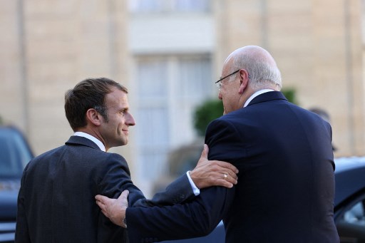 Le président français Emmanuel Macron (à gauche) et le Premier ministre libanais Najib Mikati marchent après un déjeuner de travail à l'Elysée, à Paris, le 24 septembre 2021. (Photo, AFP)