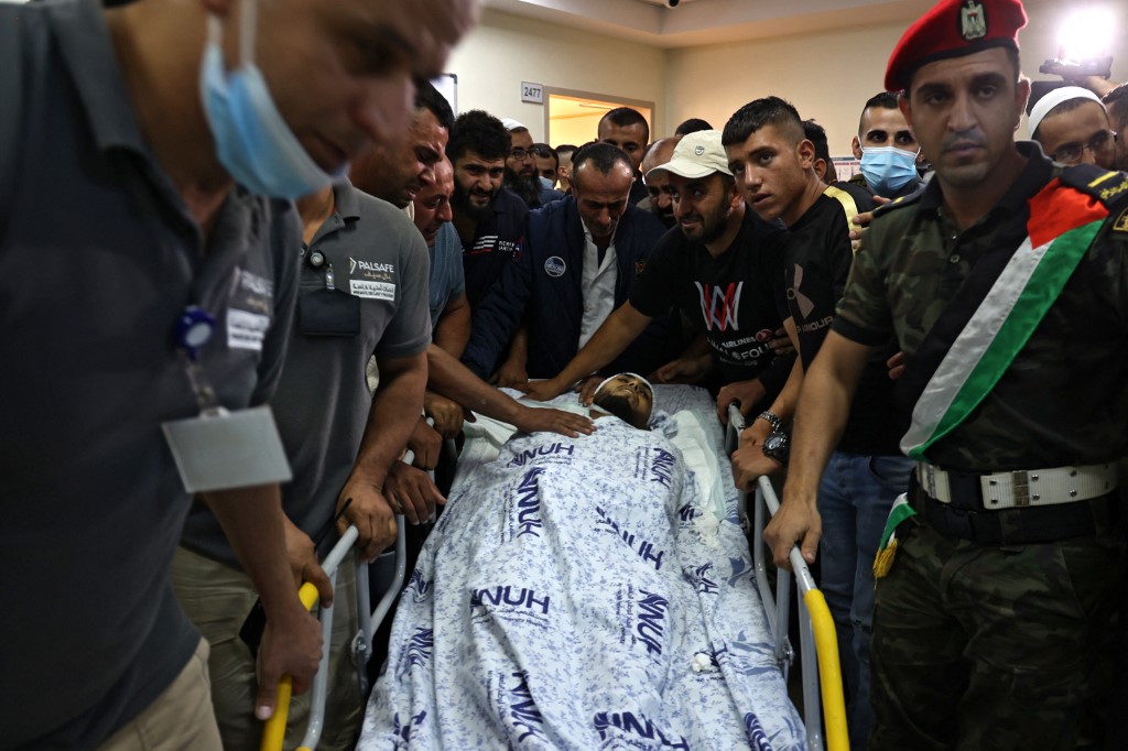 Des proches se rassemblent autour du corps de Mohammed Khabisa, un Palestinien abattu par les troupes israéliennes, à An-Najah dans la ville cisjordanienne de Naplouse le 24 septembre 2021.(AFP)