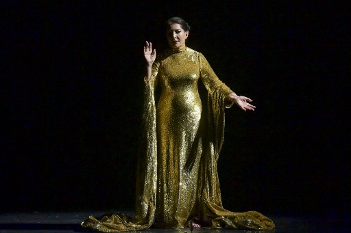 La performeuse serbe Marina Abramovic dans le rôle de Maria Callas sur la scène de «7 sept morts de Maria Callas» à l'Opéra national grec d'Athènes, le 23 septembre 2021. (Aris Messinis / AFP)