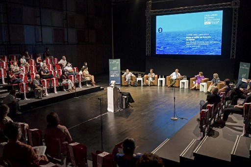 (De gauche à droite) L'éditeur tunisien Karim Ben Smail, l'écrivain tunisien Yamen Manai, l'écrivain algérien Kamel Daoud, l'éditeur tunisien Elisabeth Daldoul et le journaliste et écrivain tunisien Hatem Bourial assistent à un dialogue lors de la séance d'ouverture du "Congrès mondial des écrivains de langue française " (Congrès mondial des écrivains de langue française) au Théâtre des Jeunes Créateurs de Tunis, la capitale tunisienne, le 25 septembre 2021. (Fethi Belaïd / AFP)