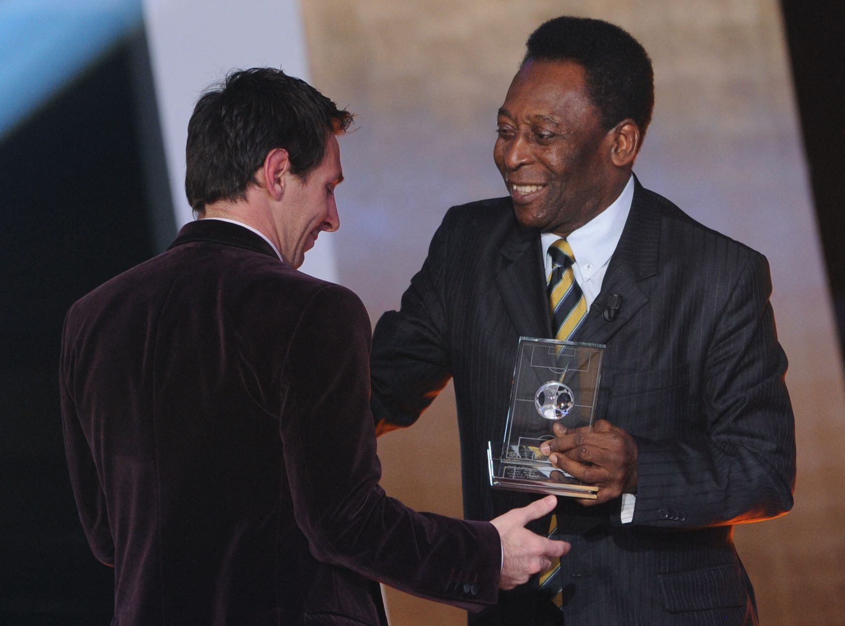 Pelé félicite Messi pour avoir battu son record de meilleur buteur sud-américain