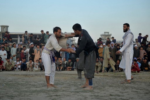 Cette photo prise le 24 septembre 2021 montre des combattants de tout l'Afghanistan exerçant leurs talents de judo et de lutte lors d'un rassemblement dans le parc Chaman-e-Huzuri, au centre-ville de Kaboul. (Hoshang Hashimi/AFP)