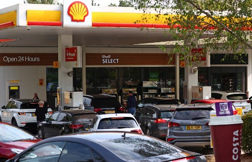 Les automobilistes font la queue pour faire le plein d'essence ou de diesel de leur voiture à une station Shell près de Farnborough, à l'ouest de Londres, le 26 septembre 2021. (Adrien Dennis/AFP)