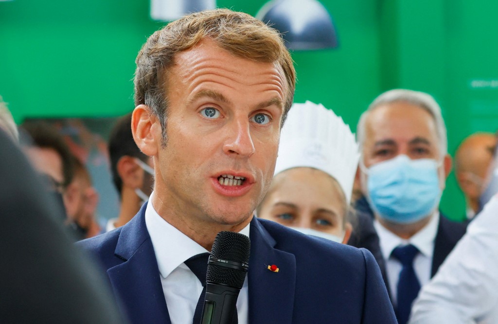 Macron cible d'un jet d'œuf à Lyon lors d'un salon de la restauration