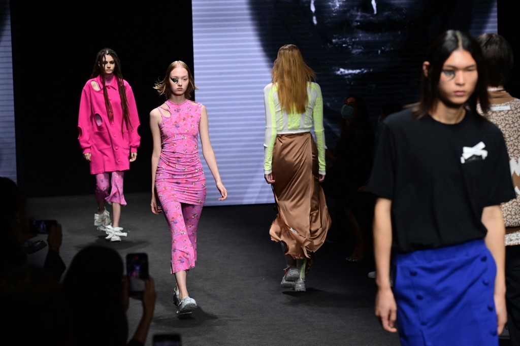 «Nouvelle aube»: la Fashion week démarre à Paris sur le podium