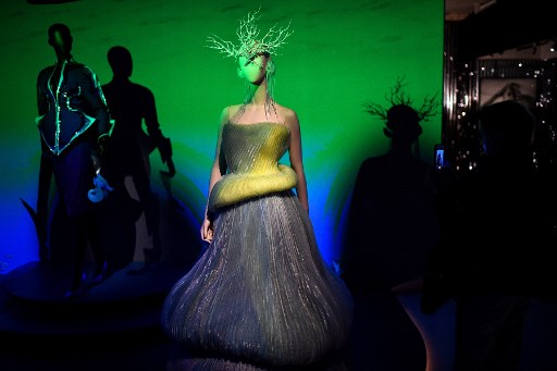 Bustiers en plexiglas ou en métal, costumes montés sur du caoutchouc, utilisation du latex à la place du cuir, tailleurs en vinyle, fausses fourrures: ses matériaux et techniques sont révolutionnaires (Photo, AFP)