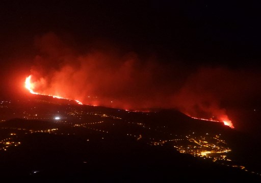 La coulée de lave produite par le volcan Cumbre Vieja arrive à l'océan sur la plage de Los Girres à Tazacorte sur l'île canarienne de La Palma, le 29 septembre 2021 (Photo, AFP)