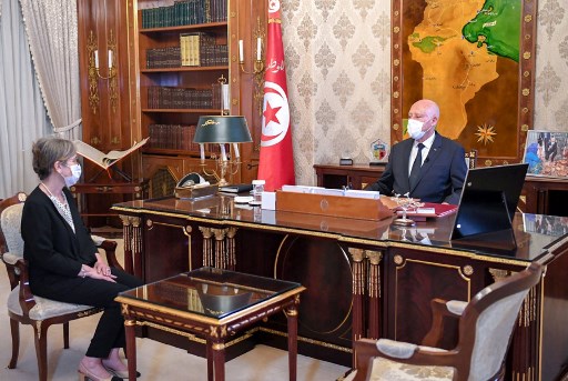 Une photo fournie par la page Facebook officielle de la présidence tunisienne le 29 septembre 2021 montre le président Kais Saied et Najla Bouden lors d'une réunion dans la capitale Tunis (Photo, AFP)