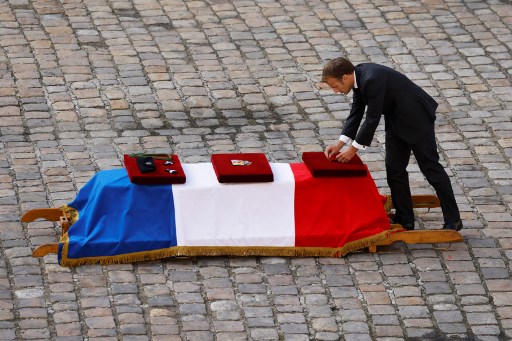 Le président français Emmanuel Macron dépose une médaille au cercueil alors qu'il remet la Légion d'honneur française à titre posthume au caporal-chef de l'armée française Maxime Blasco (Photo, AFP)