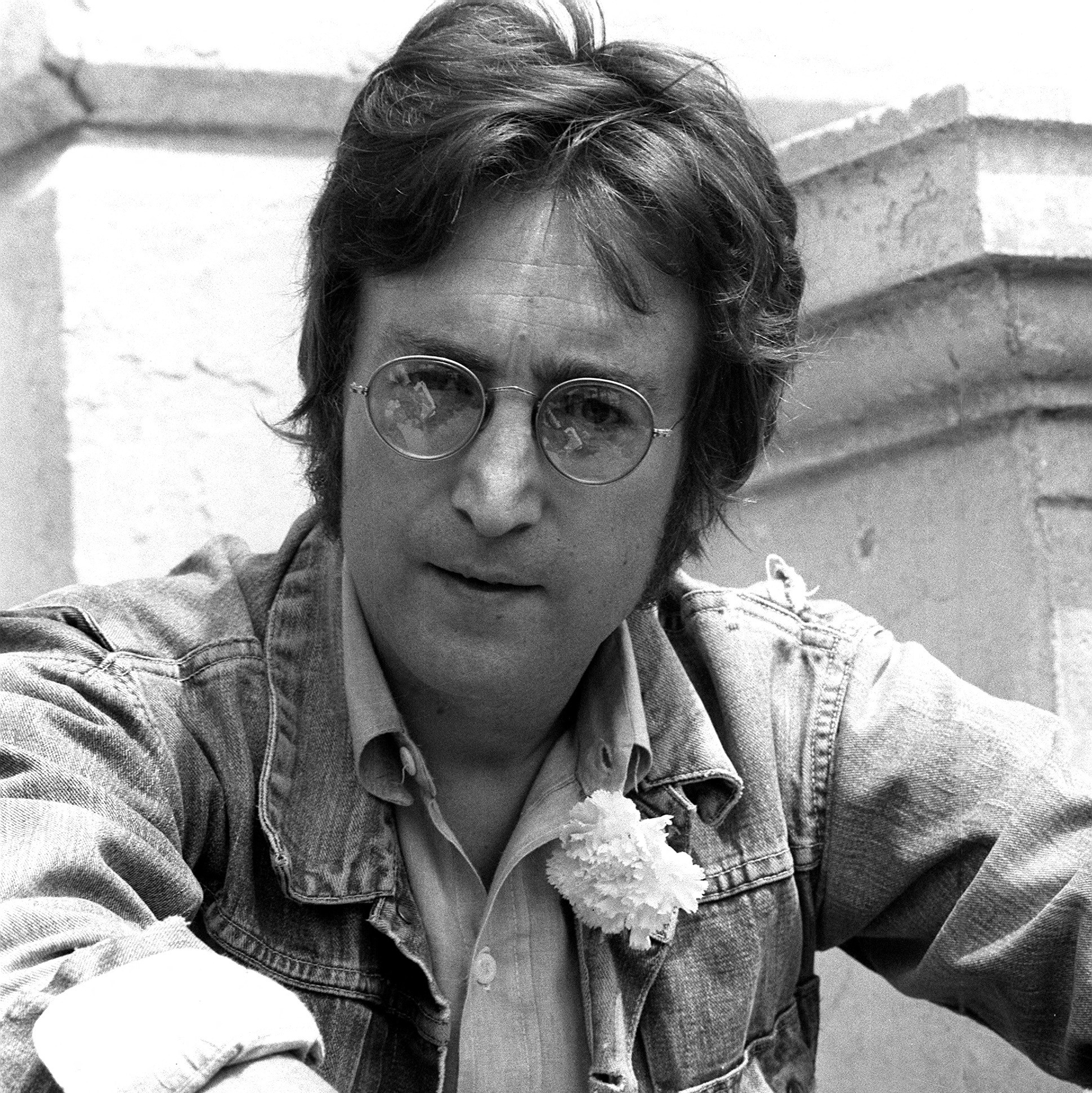 Le célèbre musicien et chanteur John Lennon pose pour les photographes le 17 mai 1971 à Cannes où il s'est rendu à l'occasion du Festival du Film. Le chanteur des Beatles a été assassiné le 08 décembre 1980 à New York, à l'âge de 40 ans (Photo/Archives, AFP)