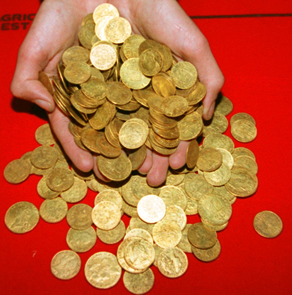Un trésor de 239 pièces d'or datant de Louis XIII et Louis XIV découvert dans un manoir