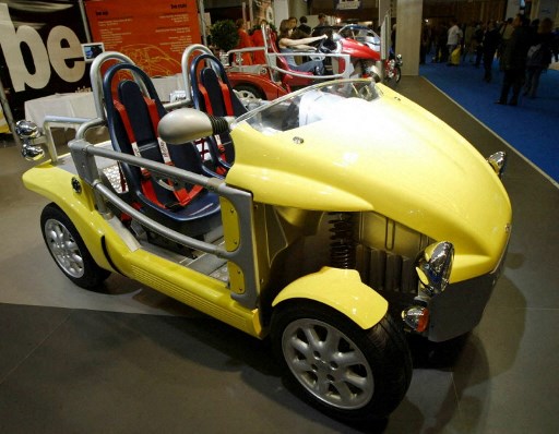 La voiture sans permis Ligier est exposée, le 27 septembre 2002, lors de la seconde journée professionnelle du "Mondial de l'automobile" de Paris. Le salon parisien accueillera le public du samedi 28 septembre au 13 octobre 2002. Au total, 553 marques de 23 pays seront présentes.(AFP)