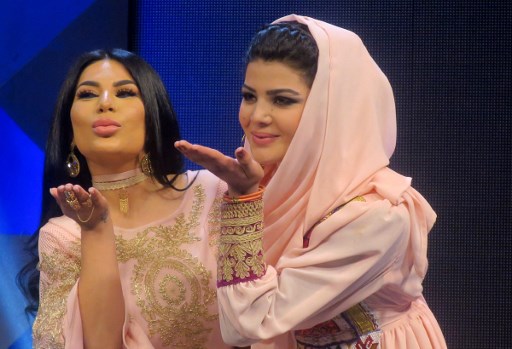 Sur cette photo prise le 9 mars 2017, l’Afghane Aryana Sayeed (à droite), juge du concours de musique télévisé 'Afghan Star', pose avec la jeune concurrente Zulala Hashemi à Kaboul. (Anne Chaon / AFP)