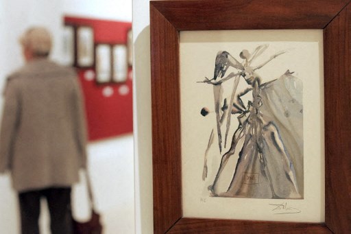 Une personne visite, le 23 juin 2008 au Palais Bénédictine de Fécamp, une exposition inédite en France qui met en scène le talent d'illustrateur du peintre surréaliste espagnol Salvador Dali (1904-89) avec une centaine de gravures réalisées pour une édition de La Divine Comédie de Dante Alighieri (Photo/ Archives, AFP)