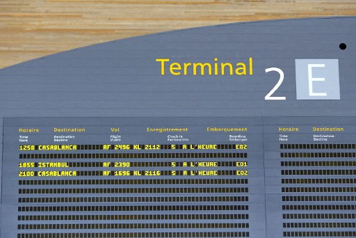 Vue prise le 17 août 2004 d'un tableau d'affichage des vols au départ du terminal 2E de l'aéroport de Roissy. (Jack Guez/AFP)