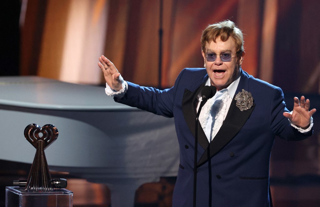 Opération à la hanche pour Elton John, qui reprendra sa tournée en 2022