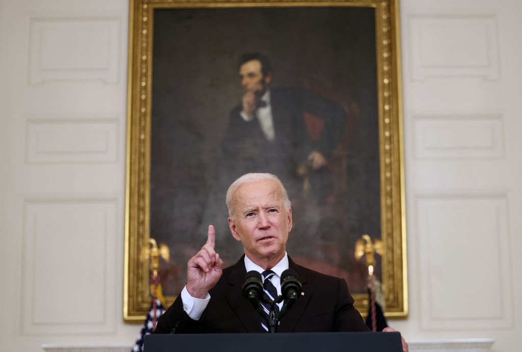Biden étend la vaccination obligatoire à 100 millions d'Américains