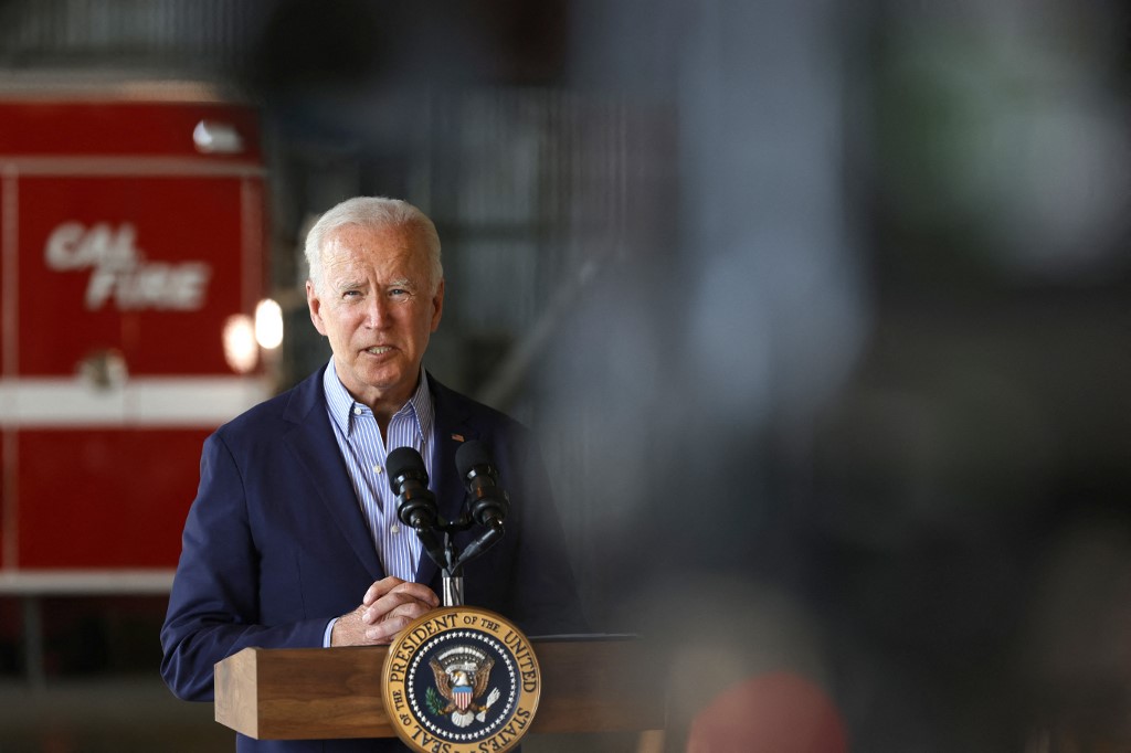 Après le chaotique retrait d'Afghanistan, Biden espère reprendre l'initiative