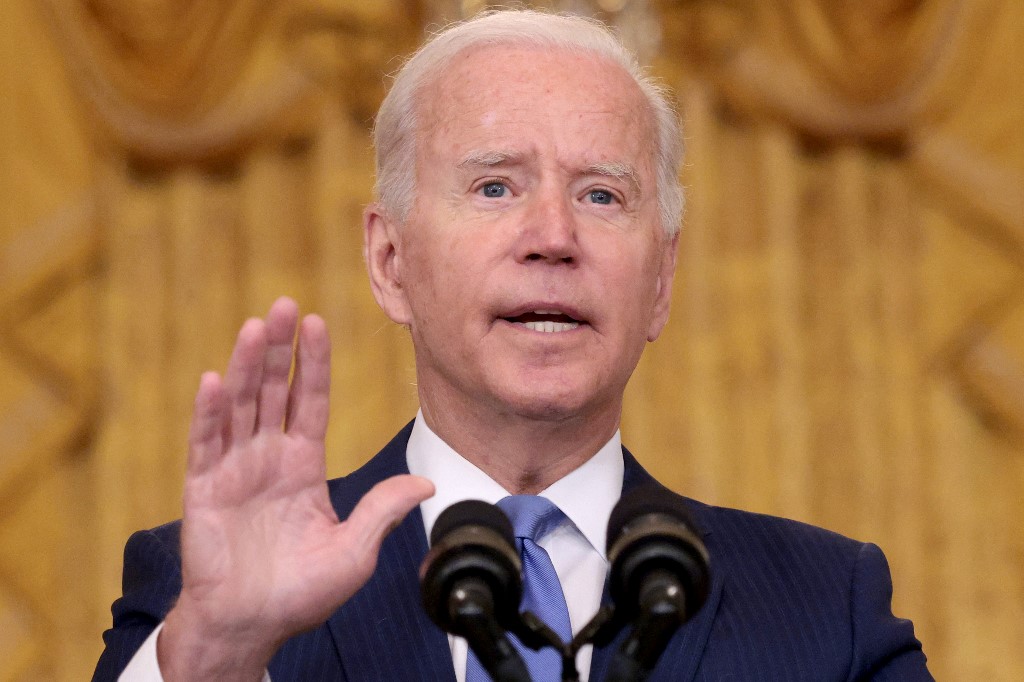 Taxer les très riches, choyer la classe moyenne: Biden défend sa vision de l'économie