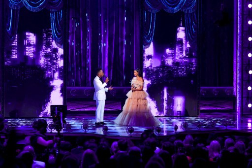 Leslie Odom Jr et Nicolette Robinson sur scène lors de la 74e cérémonie annuelle des Tony Awards, le 26 septembre 2021 à New York (Photo, AFP)