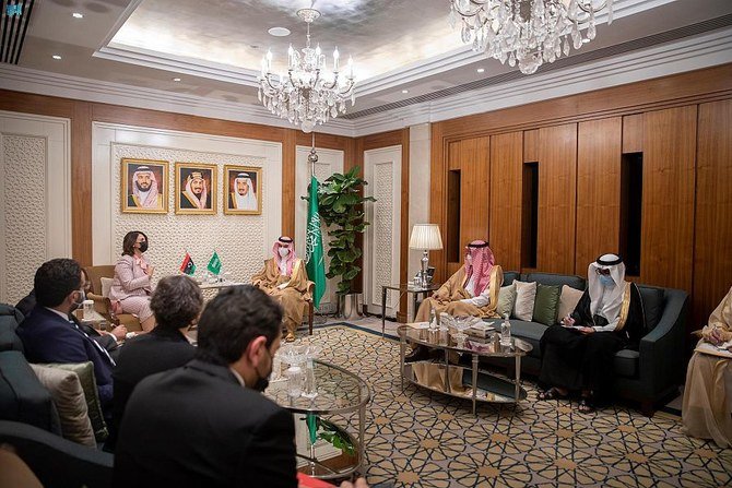Le ministre saoudien des Affaires étrangères, le prince Faisal ben Farhane, s’entretient avec son homologue libyenne, Najla Mangoush, à Riyad, jeudi 30 septembre 2021 (SPA)