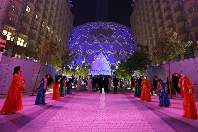 Des artistes sont alignés pour accueillir les visiteurs sur le site de l'Expo 2020, le 30 septembre 2021 à Dubaï (Photo, AFP)