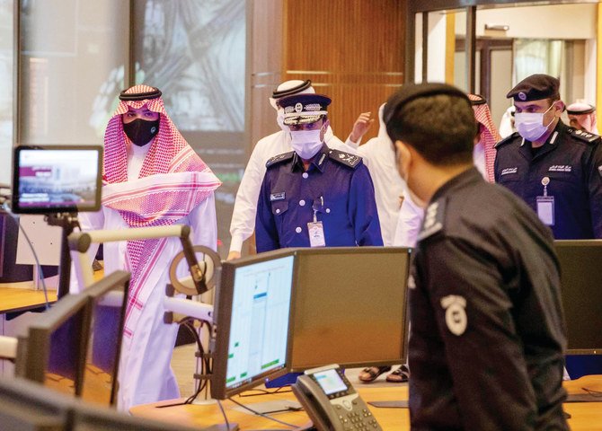 Le ministre saoudien de l'Intérieur en visite au Centre de commandement national à Doha