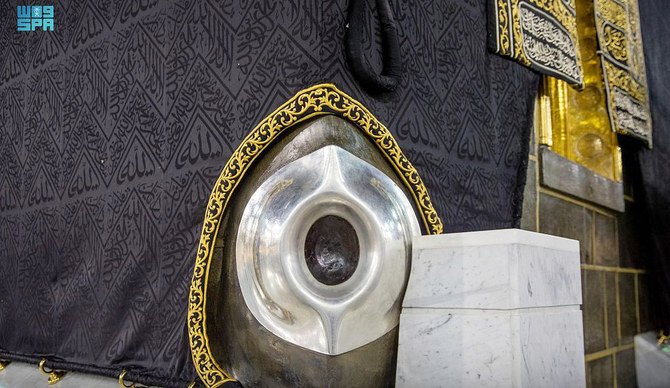 Les autorités saoudiennes procèdent à l'entretien de la porte de la Sainte Kaaba et la pierre noire