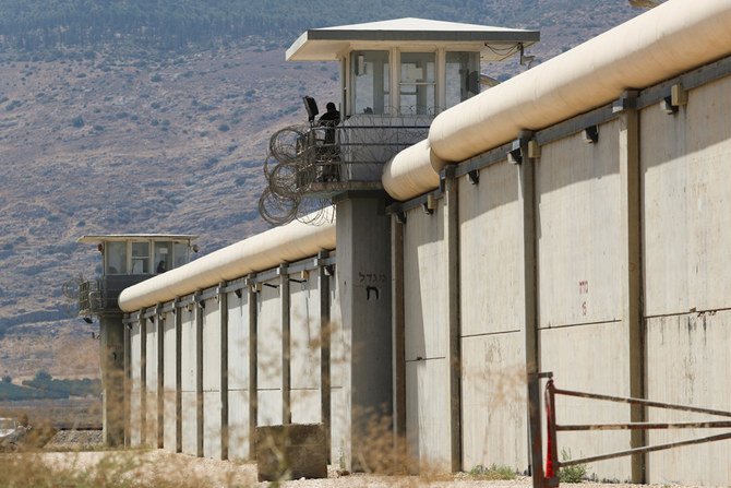 Un gardien dans une tour d'observation de la prison de Gilboa d'où six prisonniers palestiniens se sont évadés, dans le nord d'Israël, le 9 septembre 2021 (Reuters)