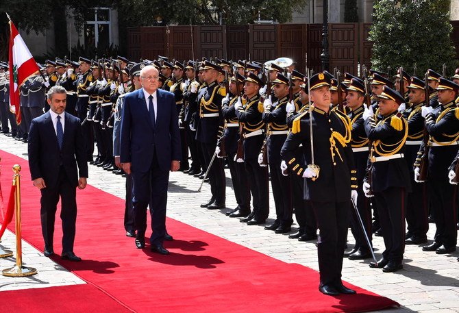 Le nouveau Premier ministre libanais, Najib Mikati, passe devant une garde d’honneur lors de sa cérémonie officielle de prise de fonctions au Grand sérail de Beyrouth (Reuters)