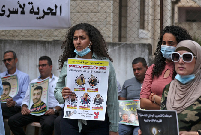 Des personnes se rassemblent en soutien aux prisonniers palestiniens détenus dans les prisons israéliennes, devant les bureaux du Comité international de la Croix-Rouge (CICR), à Ramallah, en Cisjordanie, le 14 septembre 2021 (Photo, AFP)