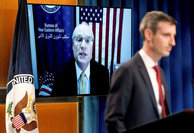 L'envoyé spécial des États-Unis pour le Yémen, Timothy Lenderking, accompagné du porte-parole du département d'État Ned Price, à droite, s'exprimant par téléconférence. Département d'État, Washington, 16 février 2021 (Photo AP)