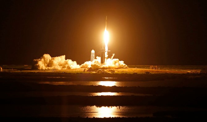 Les premiers touristes de SpaceX entament leur croisière spatiale