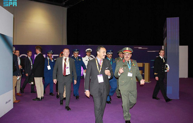 Le commandant saoudien des forces de défense aérienne visite un salon militaire à Londres