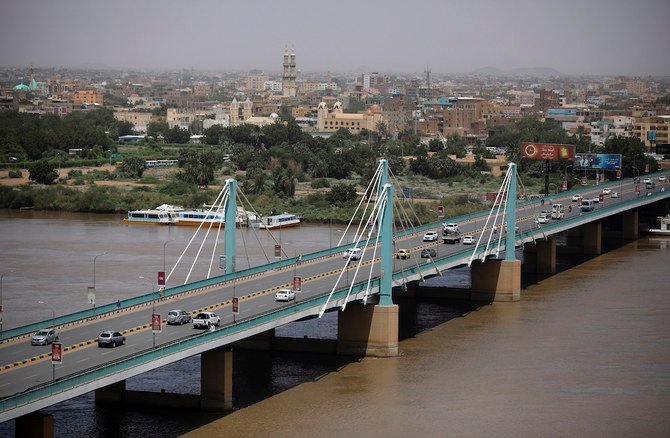 Des voitures circulent sur un pont à Khartoum, la capitale du Soudan, le mardi 21 septembre 2021 (AP)