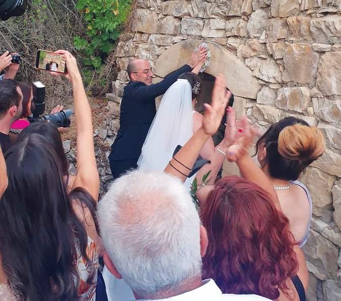 Le couple accomplit un rituel traditionnel dans les vestiges de la maison ancestrale du marié à Biram. (Fourni)