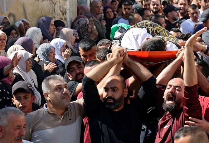 Des personnes en deuil portent le corps d'un Palestinien tué par des soldats israéliens lors d'affrontements près de Jénine (Photo, AFP)
