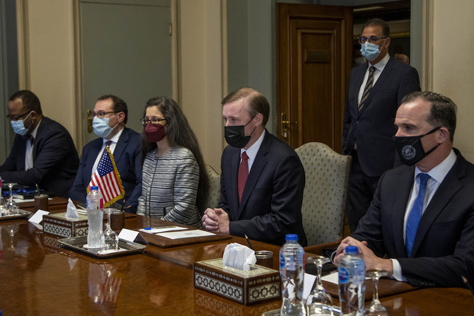 Le ministre égyptien des Affaires étrangères, Sameh Choukri (à droite), rencontrant le conseiller américain à la sécurité nationale, Jake Sullivan (à gauche), au Caire, le 29 septembre 2021. (AFP/Ministère égyptien des Affaires étrangères)