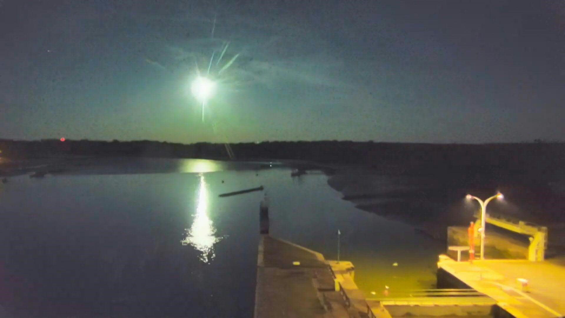 Des images captées par une webcam installée sur un barrage du port d'Arzal, dans le Morbihan, montrent le passage d'un météore dans le ciel (Photo, AFP)