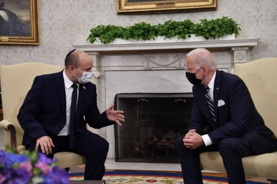 Le président américain, Joe Biden, rencontre le Premier ministre, Naftali Bennett, dans le Bureau ovale de la Maison-Blanche à Washington le 27 août 2021. (AFP)