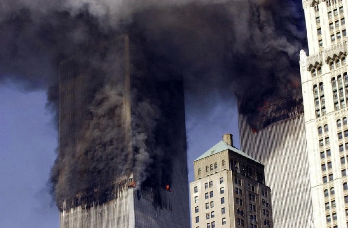 Sur cette photo d'archives, de la fumée s'échappe des tours jumelles du World Trade Center dans le sud de Manhattan, à New York, le 11 septembre 2001. (Archive/AFP)