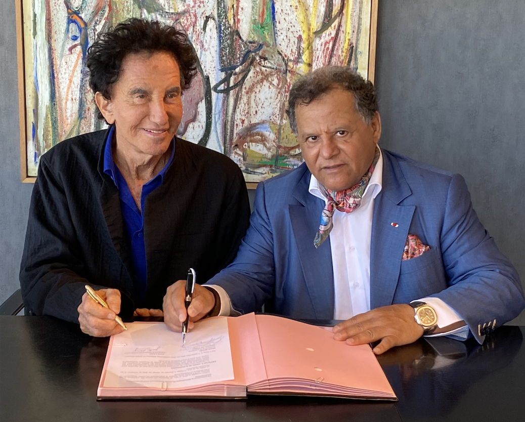 Le président de l’Institut du Monde Arabe, Jack Lang, et le président de la Fondation Nationale des Musées du royaume du Maroc, Mehdi Qotbi ont signé, ce vendredi 17 septembre à l'IMA, une convention importante qui marque une nouvelle étape dans la collaboration entre les deux institutions. Photo Glob’Art / IMA