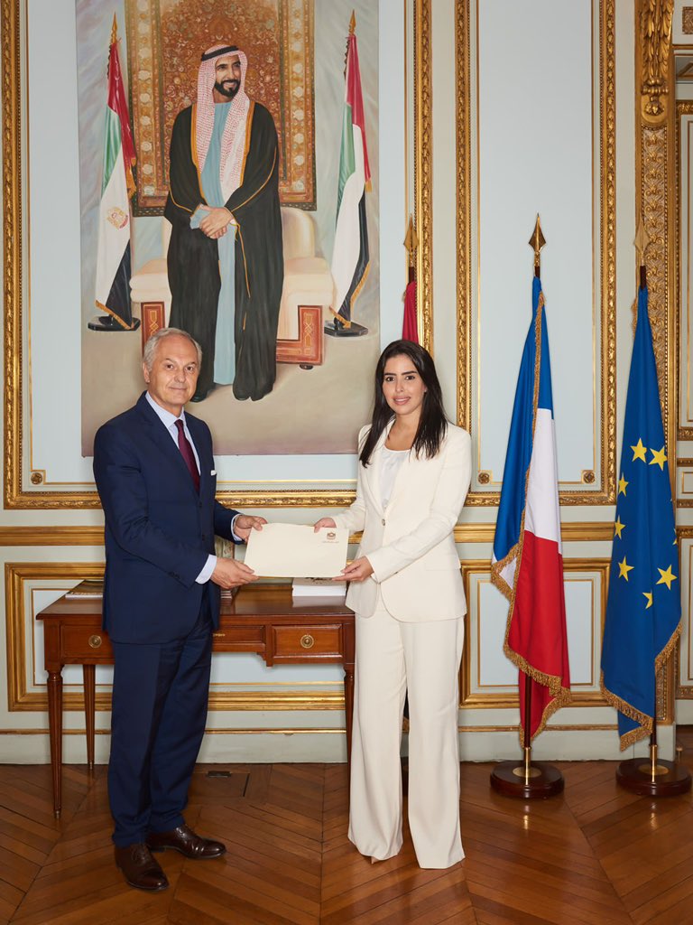 L’ambassadrice des EAU en France présente une copie de ses lettres de créance