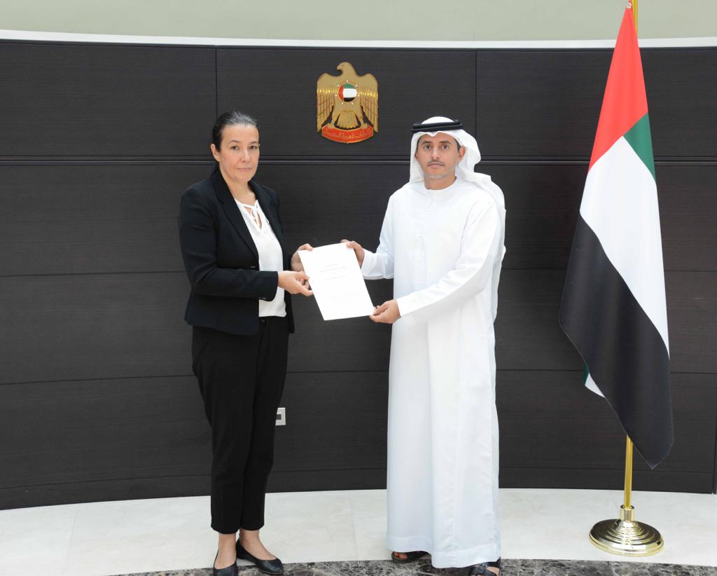 La nouvelle consule de France, Mme Nathalie Kennedy, présente ses lettres de créance à S.E. Maktoum bin Butti Al Maktoum, directeur du bureau du Ministère des Affaires étrangères à Dubaï