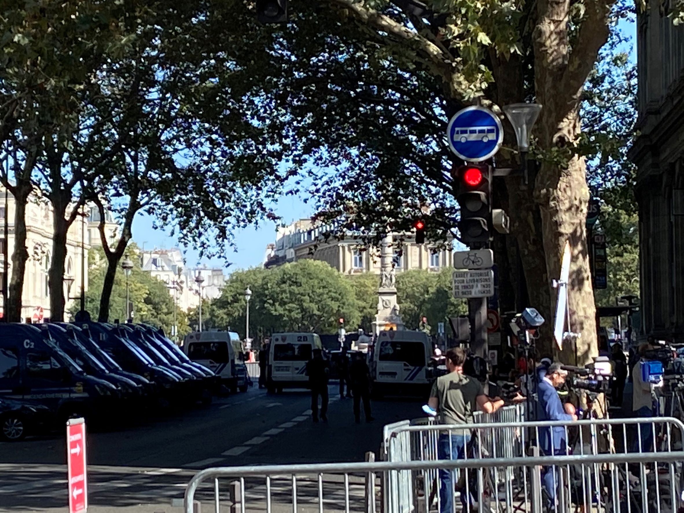 Barrages et contrôles de sécurité ont transformé mercredi en bunker l'extérieur et l'intérieur du vieux palais de justice de Paris (Photo, Hakima Bedouani)
