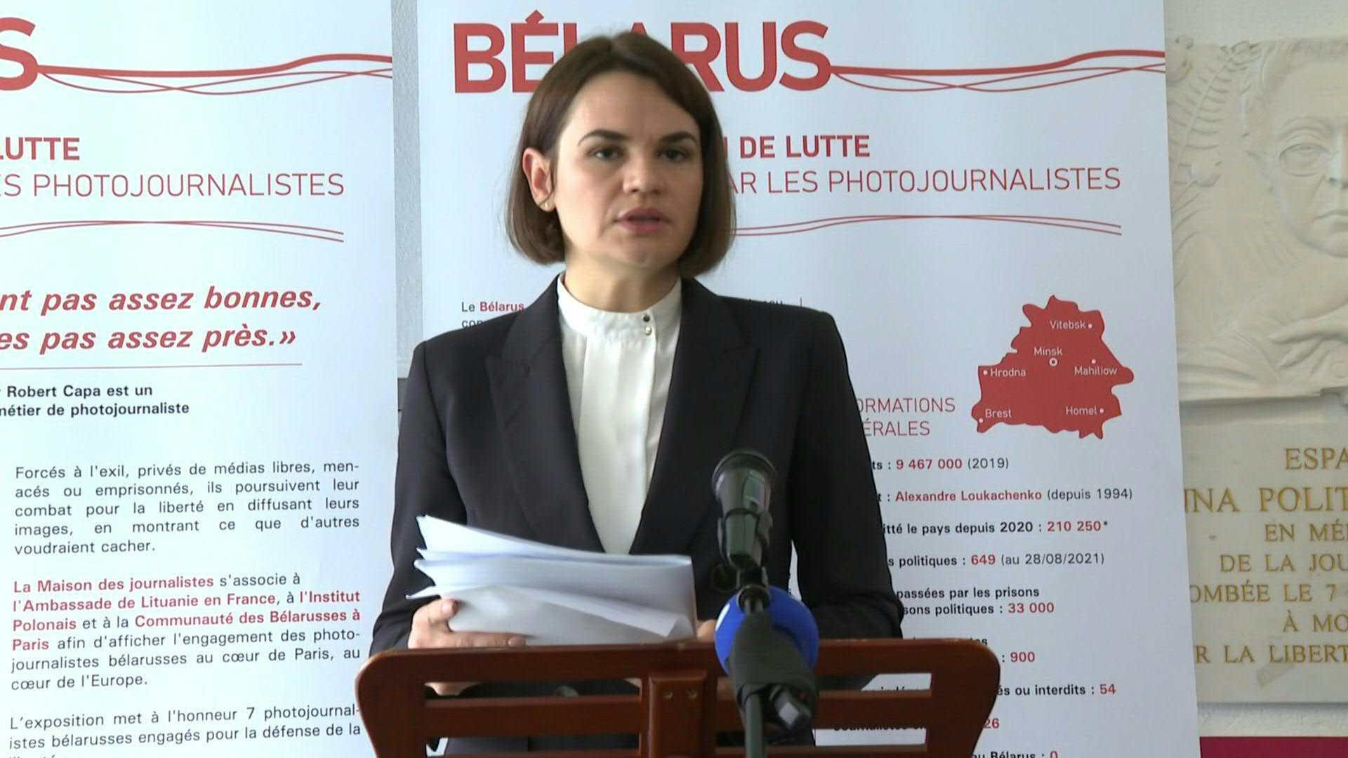 L'opposante bélarusse en exil Svetlana Tikhanovskaïa appelle Emmanuel Macron à prendre des « mesures décisives » pour résoudre la crise bélarusse, lors d'une conférence de presse à Paris (Photo, AFP)