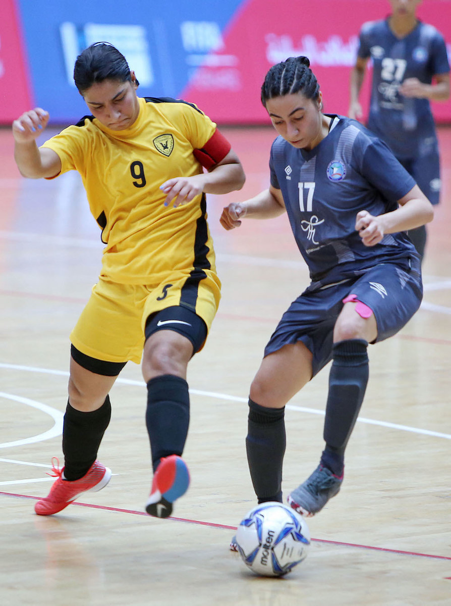Salwa de Shorouq Basha (R) en compétition avec Shorouq Salem d'al-Qadeseyya, lors de la 3e ligue féminine de futsal, au Koweït Sports Club à Koweït. (AFP/Fichier Photo)